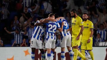 SAN SEBASTIÁN, 09/10/2022.- Los jugadores de la Real Sociedad celebran la victoria ante el Villarreal CF al término del partido de la jornada 8 de Liga en Primera División que se jugó hoy domingo en el Reale Arena, en San Sebastián. EFE/Javier Etxezarreta
