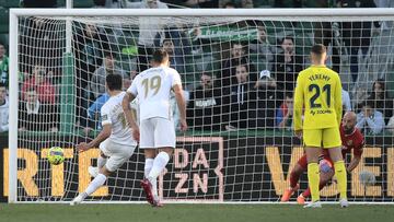 Elche's Spanish midfielder Pere Milla (L) kicks the ball and scores a goal during the Spanish league football match between Elche CF and Villarreal CF at the Martinez Valero stadium in Elche, on February 4, 2023. (Photo by JOSE JORDAN / AFP) (Photo by JOSE JORDAN/AFP via Getty Images)