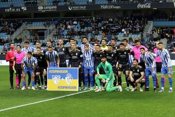 Los jugadores de ambos equipos posan por Ucrania.