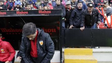 Aficionados increpando a Marcelino.