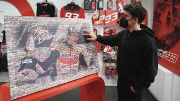 Marc Márquez con el regalo que su club de fans le hizo en su 28º cumpleaños.