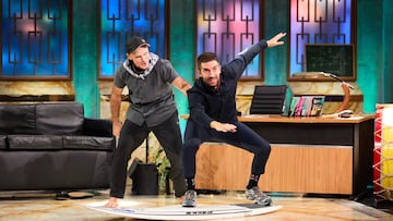 Aitor Francesena "Gallo" con David Broncano en el programa La Revuelta de La 1 de Televisión Española intentando surfear con una tabla de surf.