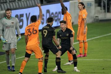 Brian Rodríguez junto a su compatriota Diego Rossi celebrando un gol