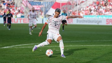 Luis Díaz (Bayern Munich) shoots on goal duringthe Bundesliga game between TSG Hoffenheim and FC Bayern München at PreZero Arena, Hoffenheim, Germany on September 20, 2025. (Photo by Ulrik Pedersen/NurPhoto via Getty Images)