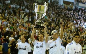 Xabi Alonso celebra su primer título como madridista tras ganar la Copa del Rey el 20 de abril de 2011.