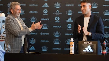 El presidente Carlos Mouriño aplaude a Hugo Mallo durante la despedida del lateral derecho en la sede del club vigués.