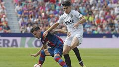 Carlos Soler y To&ntilde;o, durante un Levante-Valencia.