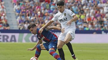 Carlos Soler y To&ntilde;o, durante un Levante-Valencia.