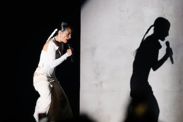 Rosalinda Galán actúa durante la gala final del Benidorm Fest 2026.