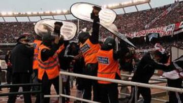 <b>PROTEGIDOS. </b>Los jugadores de River tuvieron que salir del campo escoltados tras la derrota ante Lanus que les condujo a la promoción.