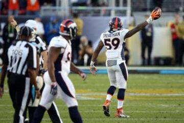 Danny Trevathan, inside linebacker de Carolina, recuperando un fumble.