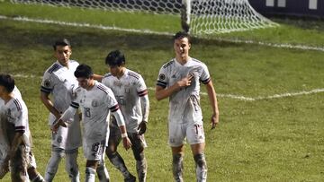 SP01. SAN PEDRO SULA (HONDURAS), 21/06/2022.- Esteban Lozano (d) de México celebra un gol anotado ante Trinidad y Tobago hoy, durante un partido por la jornada dos del grupo B durante el Premundial sub-20 de la Concacaf disputado en el estadio Francisco Morazán de la ciudad de San Pedro Sula (Honduras). EFE/José Valle
