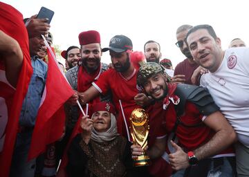 Varios grupos de ciudadanos cataríes han participado en un evento en Doha donde han apoyado a diferentes selecciones del Mundial. En la foto, en apoyo a la selección tunecina. 