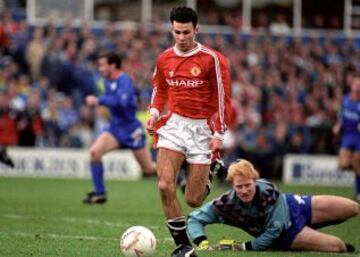 Ryan Giggs | Manchester United: Llega al equipo juvenil en 1987, debuta en 1990 y no se mueve m&aacute;s del equipo hasta el 2014 con 40 a&ntilde;os. El m&aacute;s ganador de la lista: 13 Premier League, cuatro FA Cup, tres Copas de la Liga, nueve Community Shield, dos Champions League, una Supercopa de Europa, una Intercontinental, un Mundial de Clubes.