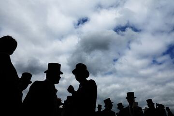 Día de estreno en el hipódromo de Ascot, ciudad al sur de Inglaterra, donde se celebra la tradicional y pintoresca carrera de caballos con la presencia de la familia real británica.