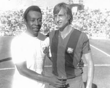 Pelé con Johan Cruyff antes de un partido entre el Santos y el Barcelona en Cádiz, perteneciente al Torneo Ramón de Carranza en 1974.