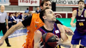 GRAF1726. SAN SEBASTIÁN, 22/12/2018.- El escolta esloveno del Barcelona Lassa, Kyle Kuric (d) y el alero del Delteco GBC, Alberto Corbacho durante el partido de la decimotercera jornada de Liga Endesa disputado hoy entre ambos equipos en el Donostia Arena 2016 de San Sebastián. EFE/GORKA ESTRADA.