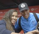 Murillo le regala camiseta a Leicy Santos y comparten sonrisas