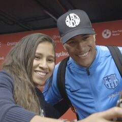 Murillo le regala camiseta a Leicy Santos y comparten sonrisas