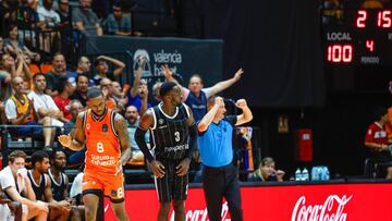 Jean Montero celebra el haber metido el punto 100 en uno de los partidos de esta temporada.