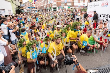 Los tritones desfilan por las calles de Arriondas antes del Descenso Internacional del Sella 2025.