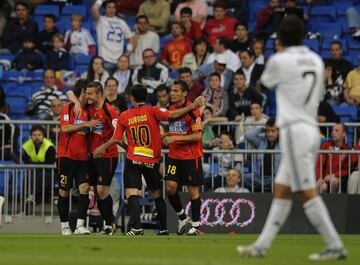 Una semana después el conjunto bermellón asaltó el Bernabéu ganando 1-3. Los baleares remontaron el tempranero gol de Higuaín con los tantos de Arango, Cléber Santana y Alhassane Keita.