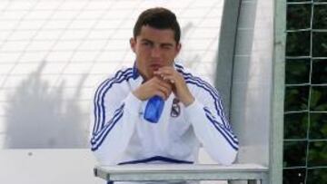 <b>A EXAMEN. </b>Cristiano estaba ayer así de concentrado antes de comenzar el entrenamiento en Valdebebas.