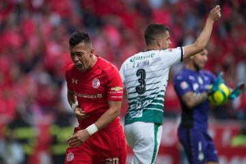 En las dos finales previas que estos dos equipos se habían enfrentado, Toluca se había impuesto a Santos Laguna en el Verano 200 y en el Bicentenario 2010. Sin embargo, ahora los de Torreón cobraron revancha y se coronaron en la propia casa de los ‘Diablos’. Los escarlatas aspiraban a ser el primer equipo en vencer tres veces a un mismo rival en una final.