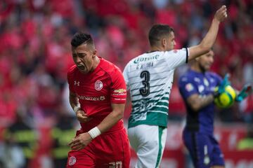 En las dos finales previas que estos dos equipos se habían enfrentado, Toluca se había impuesto a Santos Laguna en el Verano 200 y en el Bicentenario 2010. Sin embargo, ahora los de Torreón cobraron revancha y se coronaron en la propia casa de los ‘Diablos’. Los escarlatas aspiraban a ser el primer equipo en vencer tres veces a un mismo rival en una final. 