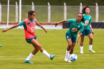 La Selección Femenina de Brasil realizó su primer entrenamiento en Bucaramanga en la cancha de la UIS. Las vigentes campeonas preparan el juego de semifinales de Copa América Femenina ante Paraguay.