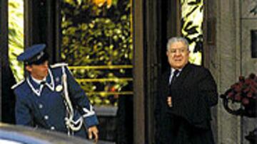 <b>REUNIÓN EN EL RITZ</B>. Bassat abandonaba ayer el Hotel Ritz, donde el miércoles se reunió con los agentes de Portillo. AS estaba allí.