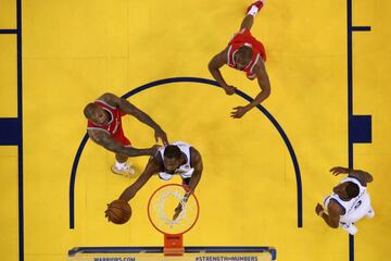 25 puntos de Kevin Durant; aquí, depositando bajo el aro.