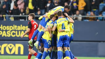 El cuadro de Gaizka Garitano celebra el 1-0 de Mario Climent frente al CD Mirandés.