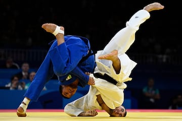 El judoca francés Nathan Petit (der.) y el uzbeko Uchkun Kuranbaev compiten en el combate de cuartos de final de la categoría J2 de -73 kg. 