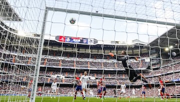 Este remate de Marcelo acabó en el larguero del Atlético.