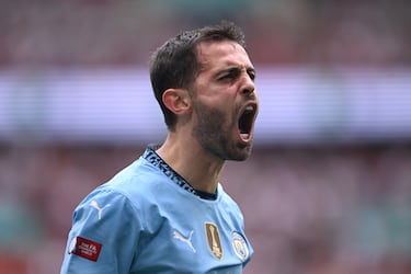Bernardo Silva, siempre cerebro y motor del City, vio cómo su influencia empezaba a diluirse. Sus registros ofensivos bajaron ligeramente y, con la edad avanzando, su físico ya no responde con la misma frescura de antes. Su genialidad sigue siendo imprescindible en el juego, pero el mercado castigó su valor, reflejando que incluso los más inteligentes sienten el paso del tiempo.
