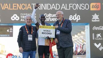 Juan Roig, junto a Cheptegei y Paco Borao el d&iacute;a que el atleta bati&oacute; el r&eacute;cord del mundo de 10K en Valencia. 
 