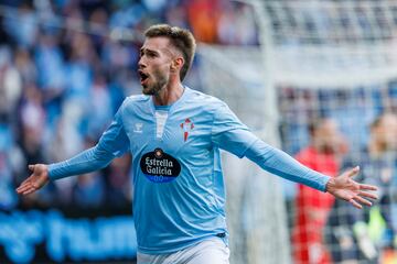 El lateral polivalente celeste sigue en su buena lnea. De nuevo hizo un partido sobresaliente ante el Sevilla.  Sigue dndole motivos a De la Fuente para que le lleve a la Seleccin.