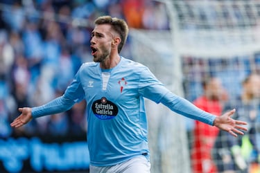 El lateral polivalente celeste sigue en su buena línea. De nuevo hizo un partido sobresaliente ante el Sevilla.  Sigue dándole motivos a De la Fuente para que le lleve a la Selección.
