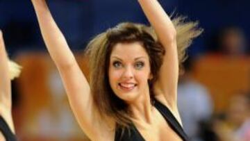 <b>Ellas guapas, nosotros campeones. </b>Así se le quedó el gesto a esta cheerleader lituana después de asistir a la exhibición española en el Eurobasket. Dicen que no volvió a pestañear en dos horas, justo cuando le retiraron el balón de las manos y la envasaron al vacío. Nosotros nos vamos con el oro y a ellos los dejamos de piedra. ¡Qué tiempos!