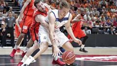 El base del Valencia Basket Guillem Vives disputa un bal&oacute;n al base esloveno del Real Madrid Luka Doncic.