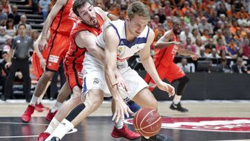 El base del Valencia Basket Guillem Vives disputa un bal&oacute;n al base esloveno del Real Madrid Luka Doncic.