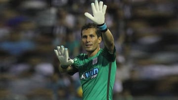 La polémica sobre los gestos del arquero al retirarse de la cancha de Ayacucho no para de crecer y ahora su club sale al paso para protegerlo.