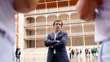 MADRID (ESPAÑA), 15/10/2024.- El alcalde de Madrid, José Luis Martínez-Almeida (c) conversa con unos pelotaris durante la inauguración este martes del Centro de Interpretación del frontón Beti Jai. Tras su reapertura en marzo pasado, la inauguración del Centro de interpretación del frontón Beti Jai culmina la recuperación del histórico edificio construido en 1894 y del que ahora puede conocerse la historia, desde sus inicios como espacio deportivo hasta los diferentes usos, su deterioro y abandono y la recuperación del inmueble. EFE/ Rodrigo Jiménez