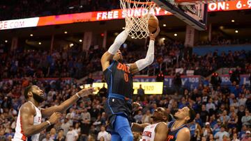 Russell Westbrook anota ante la defensa de Andre Drummond.