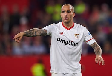 Vistió los colores del Barcelona y su filial entre 2013 y 2016. Llegó al Sevilla cedido por el Everton en el mercado de invierno de la temporada 2017-18. 