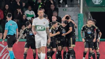 ELCHE (ALICANTE), 06/01/2023.- El delantero del Celta Iago Aspas (c) celebra con sus compañeros tras marcar el 0-1 durante el partido de LaLiga Santander entre el Elche CF y el RC Celta de Vigo celebrado este viernes en el estadio Manuel Martínez Valero de Elche. EFE/ Ana Escobar
