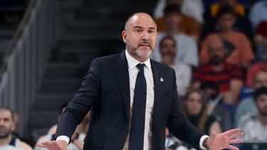 El entrenador del Real Madrid, Chus Mateo, durante el segundo partido de la semifinal de la Liga Endesa de baloncesto que Real Madrid y Unicaja disputan este viernes en el Movistar Arena.