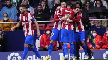 Su&aacute;rez abraza a Carrasco tras marcar ante el Betis. 