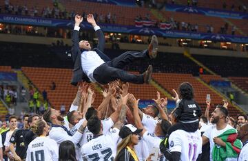 En 2016, apenas seis meses de la salida de Ancelotti tras no ganar la Liga ni retener el título de campeón europeo, Zidane era nombrado entrenador del primer equipo del Real Madrid en sustitución de Rafa Benítez, al que condenó un empate a dos tantos en Valencia. Zidane enderezaría el rumbo de los blancos: no le dio tiempo en Liga, pero sí en Europa, donde retomaría el título perdido ante la Juventus en las semifinales de 2015. Bajo su mandato, el Madrid (en dos etapas: 2016-2018 y 2019-2021) ganaría 11 títulos, entre ellos tres Champions de manera consecutiva, dos Ligas, dos Mundiales de Clubes, dos Supercopas de Europa y otras dos de España. Sólo se le resistió la Copa del Rey…